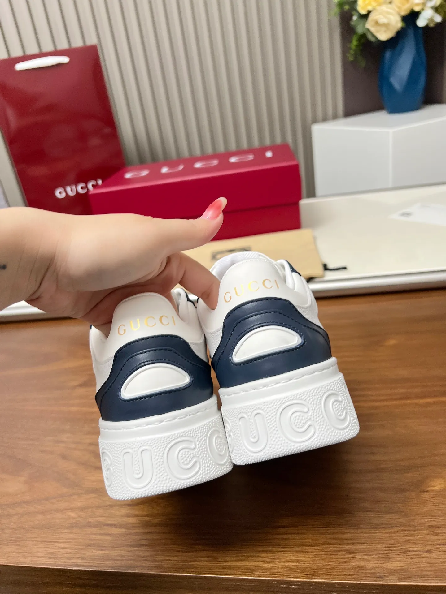 👟👟Ex-factory price 560👟👟Gucci casual sneakers, top version! Oil edge craftsmanship🌸🌸🌸1:1 reproduction. New model for early spring, creating a perfect style💣💣💣street style🔥🔥🔥Cool and stylish C-position fashionable outfit with retro and futuristic feel🌹🌹🌹Classic shoe shape, showing exquisite texture! Open mold to customize high-density outsole. Comes fully packaged. Size: Female 35-46. Fabric: Imported cowhide...men and women